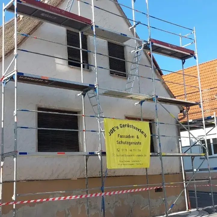 fassadengerüst am einfamilienhaus