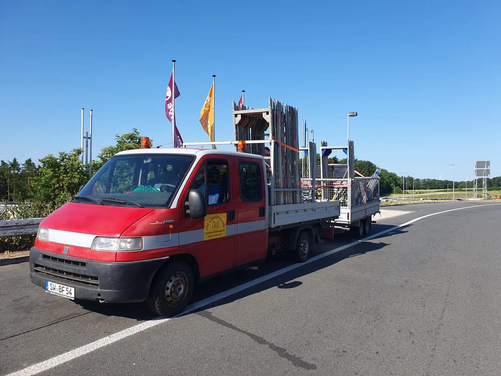 joes gerüstverleih transporter mit anhänger für gerüste